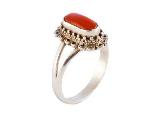 Nepalese zilveren ring gezet met rood koraal