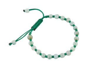 Armband met jade kralen geregen op groen kant