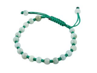 Armband met jade kralen geregen op groen kant