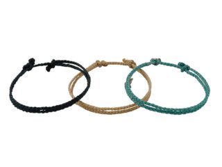 Drie kleuren armbanden van enkel geknoopt draad uit Guatemala