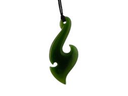 Groene jade maori hanger in de vorm van hei matau symbool