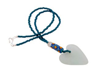 Ghanese hartvormige hanger aan glaskralen ketting