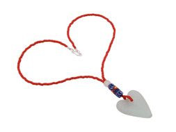 Ghanese glaskralen ketting met hanger in de vorm van een hart