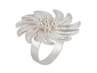 Zilveren filigrain ring uit Peru met sierlijke bloem
