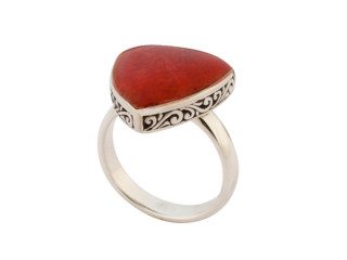 Zilveren ring uit Bali met rood koraal