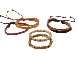 Brede leren armband uit Tibet met houten kralen en touw