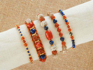 Armbanden met rudraksha, lapis lazuli , rode jaspis en bodhi kralen