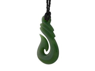 Maori Hei Matau hanger van groene jade
