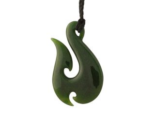 Maori hanger van groene jade in de vorm van het Hei Matau symbool