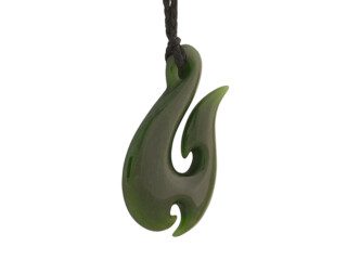 Maori hanger van groene jade in de vorm van het Hei Matau symbool