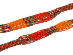 Afrikaanse kralenketting in de kleuren rood, oranje en grijs