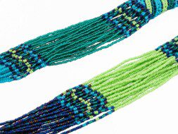 Kralenketting uit Afrika in de kleuren blauw, groen en paars