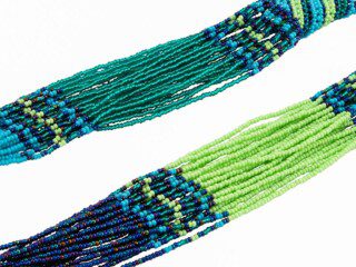 Kralenketting uit Afrika in de kleuren blauw, groen en paars