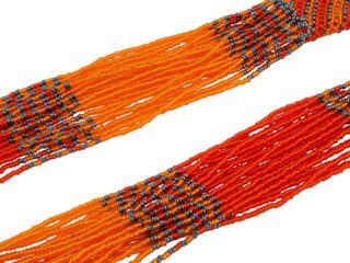 Kralenketting uit Afrika in de kleuren rood, oranje en grijs