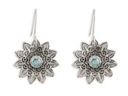 Indiase zilveren bloem oorbellen met blauwe topaas